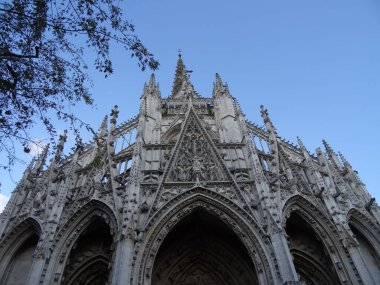 Rouen antik Gotik mimarisi olan çok güzel bir şehir. Fransa 'nın Normania şehrinde yer almaktadır. Katedral özellikle muhteşemdir.