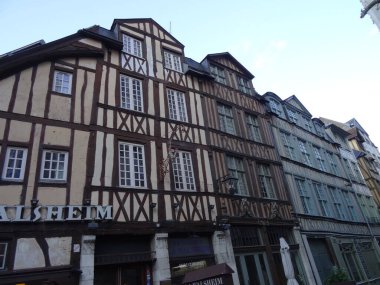 Rouen antik Gotik mimarisi olan çok güzel bir şehir. Fransa 'nın Normania şehrinde yer almaktadır. Katedral özellikle muhteşemdir.