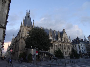 Rouen antik Gotik mimarisi olan çok güzel bir şehir. Fransa 'nın Normania şehrinde yer almaktadır. Katedral özellikle muhteşemdir.