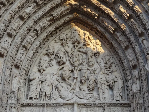 Rouen antik Gotik mimarisi olan çok güzel bir şehir. Fransa 'nın Normania şehrinde yer almaktadır. Katedral özellikle muhteşemdir.