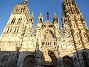 Rouen antik Gotik mimarisi olan çok güzel bir şehir. Fransa 'nın Normania şehrinde yer almaktadır. Katedral özellikle muhteşemdir.