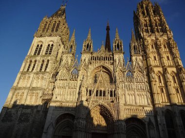 Rouen antik Gotik mimarisi olan çok güzel bir şehir. Fransa 'nın Normania şehrinde yer almaktadır. Katedral özellikle muhteşemdir.