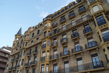 San Sebastian 'ın mimarisi ve doğası. Büyük plajları ve eski binaları olan lüks bir tatil köyü..