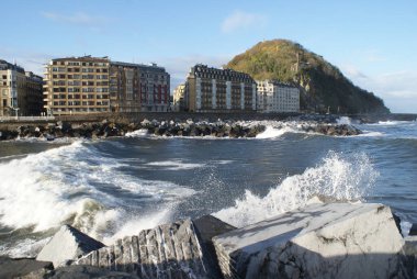 San Sebastian 'ın mimarisi ve doğası. Büyük plajları ve eski binaları olan lüks bir tatil köyü..