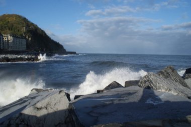 San Sebastian 'ın mimarisi ve doğası. Büyük plajları ve eski binaları olan lüks bir tatil köyü..