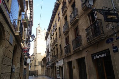 San Sebastian 'ın mimarisi ve doğası. Büyük plajları ve eski binaları olan lüks bir tatil köyü..