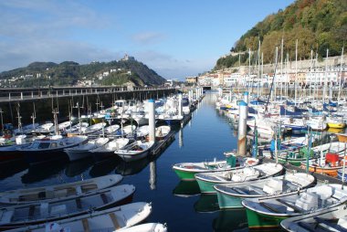 San Sebastian 'ın mimarisi ve doğası. Büyük plajları ve eski binaları olan lüks bir tatil köyü..