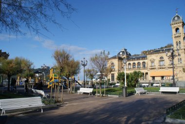 San Sebastian 'ın mimarisi ve doğası. Büyük plajları ve eski binaları olan lüks bir tatil köyü..