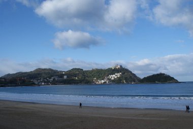 San Sebastian 'ın mimarisi ve doğası. Büyük plajları ve eski binaları olan lüks bir tatil köyü..