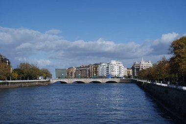 San Sebastian 'ın mimarisi ve doğası. Büyük plajları ve eski binaları olan lüks bir tatil köyü..
