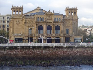 San Sebastian 'ın mimarisi ve doğası. Büyük plajları ve eski binaları olan lüks bir tatil köyü..