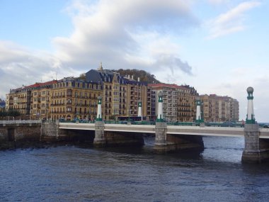 San Sebastian 'ın mimarisi ve doğası. Büyük plajları ve eski binaları olan lüks bir tatil köyü..