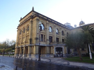 San Sebastian 'ın mimarisi ve doğası. Büyük plajları ve eski binaları olan lüks bir tatil köyü..