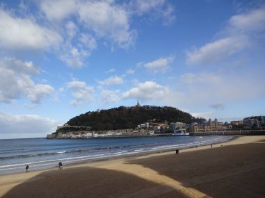 San Sebastian 'ın mimarisi ve doğası. Büyük plajları ve eski binaları olan lüks bir tatil köyü..