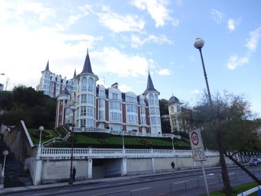San Sebastian 'ın mimarisi ve doğası. Büyük plajları ve eski binaları olan lüks bir tatil köyü..