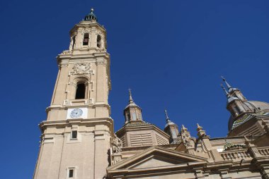 İspanya, Aragon özerk topluluğu, Zaragosa şehri. İnanılmaz mimari ve binaların ölçeği. Kültürel turizm için çok ilginç bir yer.