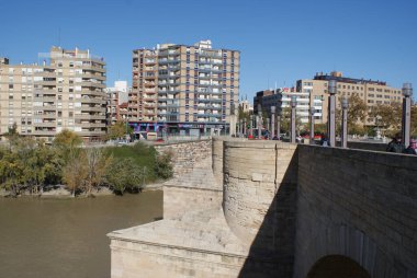 İspanya, Aragon özerk topluluğu, Zaragosa şehri. İnanılmaz mimari ve binaların ölçeği. Kültürel turizm için çok ilginç bir yer.