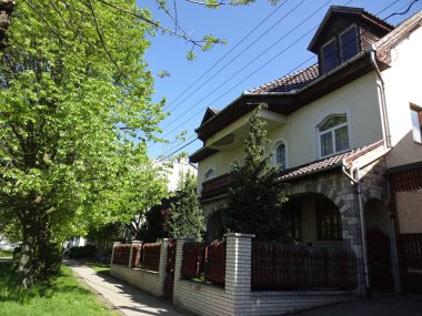 Fuzesabony 'de Sakura zamanı! Güzel ve güzel çiçekler ve küçük Macar şehri