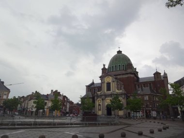 Belçika Charleroi 'sinin güzel mimarisi. Alışılmadık binalar ve eski sokaklar
