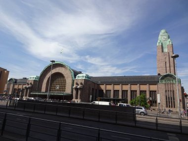 Fin Helsinki 'nin mimarisi. Bir bahar günü eski sokaklarda hoş bir yürüyüş.