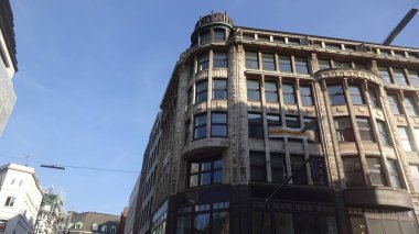 Alman Hamburg 'un mimarisi. Elbe 'deki ünlü şehir, sokakları, tüneli ve çarpıcı manzarası. Güzel bir yaz yürüyüşü. Filtre yok