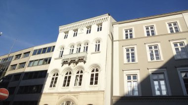 Alman Hamburg 'un mimarisi. Elbe 'deki ünlü şehir, sokakları, tüneli ve çarpıcı manzarası. Güzel bir yaz yürüyüşü. Filtre yok