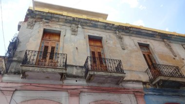 Havana harika bir şehir! Geçmişte kalmışsın gibi görünüyor. Alışılmadık binalar, nazik insanlar, geçen yüzyılın harabeleri ve arabaları. Küba 'yı seviyorum.!