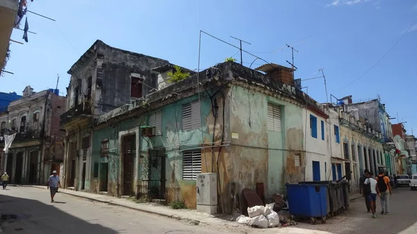 哈瓦那是个了不起的城市 看来你已经在过去了 上个世纪不同寻常的建筑 善良的人 废墟和汽车 我喜欢古巴 — 图库照片