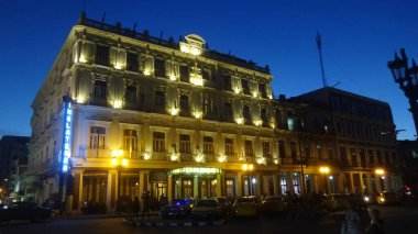 Havana harika bir şehir! Geçmişte kalmışsın gibi görünüyor. Alışılmadık binalar, nazik insanlar, geçen yüzyılın harabeleri ve arabaları. Küba 'yı seviyorum.!