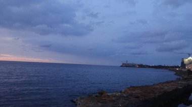 Havana harika bir şehir! Geçmişte kalmışsın gibi görünüyor. Alışılmadık binalar, nazik insanlar, geçen yüzyılın harabeleri ve arabaları. Küba 'yı seviyorum.!