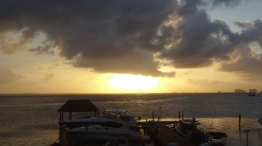 Meksika, Yucatan Yarımadası, Cancun. Muhteşem dalgalar ve Karayip Denizi 'nin filtresiz güzel suları. Kum ve hurma ağaçları,...