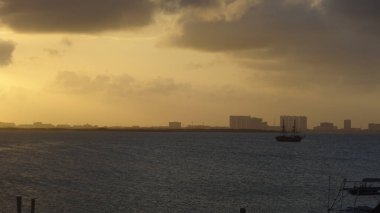 Meksika, Yucatan Yarımadası, Cancun. Muhteşem dalgalar ve Karayip Denizi 'nin filtresiz güzel suları. Kum ve hurma ağaçları,...