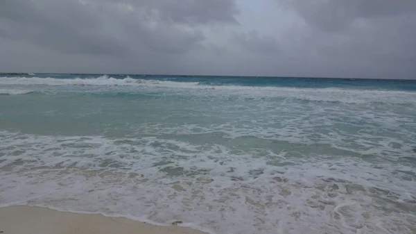 墨西哥尤卡坦半岛坎昆美丽的海浪和可爱的加勒比海海水 没有过滤器 沙子和棕榈树 — 图库照片