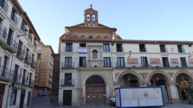 Tudela 'daki çarpıcı eski sokaklar. İspanyol aromalı ve çok ama çok eski evler. Navarre 'ın çarpıcı eyaleti