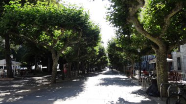 Brugos, Kastilya ve Leon toplumunda bir şehirdir. Büyüleyici katedrali, güzel panoramaları, antik caddeleri olan harika bir yer.