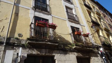 Brugos, Kastilya ve Leon toplumunda bir şehirdir. Büyüleyici katedrali, güzel panoramaları, antik caddeleri olan harika bir yer.