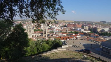 Brugos, Kastilya ve Leon toplumunda bir şehirdir. Büyüleyici katedrali, güzel panoramaları, antik caddeleri olan harika bir yer.