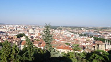 Brugos, Kastilya ve Leon toplumunda bir şehirdir. Büyüleyici katedrali, güzel panoramaları, antik caddeleri olan harika bir yer.