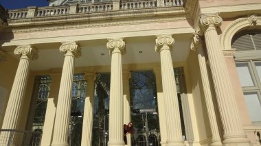 Madrid 'in muhteşem mimarisi. Park, saray ve İspanyol başkentinin sokakları adildir. Seyahat için harika bir yer.