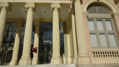 Madrid 'in muhteşem mimarisi. Park, saray ve İspanyol başkentinin sokakları adildir. Seyahat için harika bir yer.