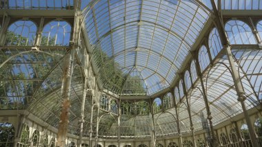 Madrid 'in muhteşem mimarisi. Park, saray ve İspanyol başkentinin sokakları adildir. Seyahat için harika bir yer.