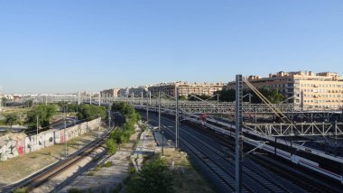 Madrid 'in muhteşem mimarisi. Park, saray ve İspanyol başkentinin sokakları adildir. Seyahat için harika bir yer.