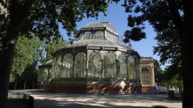 Madrid 'in muhteşem mimarisi. Park, saray ve İspanyol başkentinin sokakları adildir. Seyahat için harika bir yer.