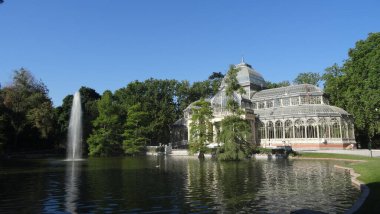 Madrid 'in muhteşem mimarisi. Park, saray ve İspanyol başkentinin sokakları adildir. Seyahat için harika bir yer.