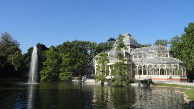 Madrid 'in muhteşem mimarisi. Park, saray ve İspanyol başkentinin sokakları adildir. Seyahat için harika bir yer.