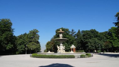 Madrid 'in muhteşem mimarisi. Park, saray ve İspanyol başkentinin sokakları adildir. Seyahat için harika bir yer.