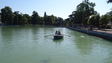Madrid 'in muhteşem mimarisi. Park, saray ve İspanyol başkentinin sokakları adildir. Seyahat için harika bir yer.