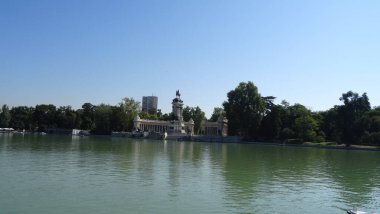 Madrid 'in muhteşem mimarisi. Park, saray ve İspanyol başkentinin sokakları adildir. Seyahat için harika bir yer.