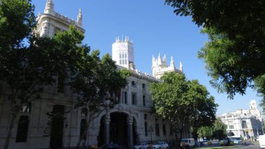 Madrid 'in muhteşem mimarisi. Park, saray ve İspanyol başkentinin sokakları adildir. Seyahat için harika bir yer.