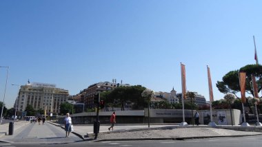 Madrid 'in muhteşem mimarisi. Park, saray ve İspanyol başkentinin sokakları adildir. Seyahat için harika bir yer.